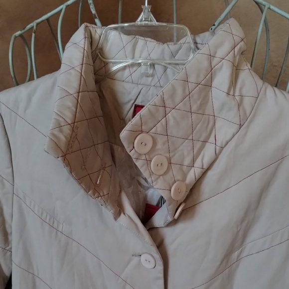 Elegant White Trench Coat with Red Floral Design - Picture 4 of 15